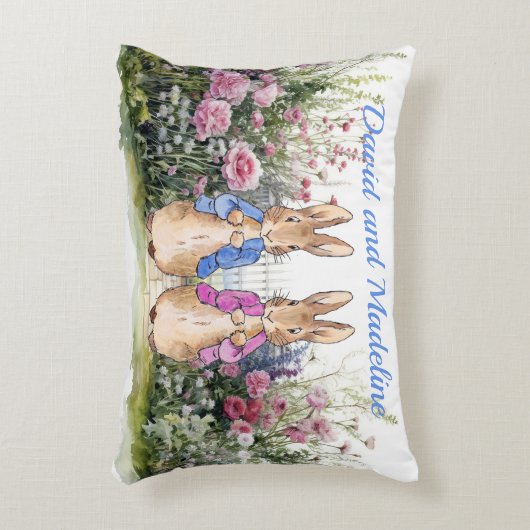 ペテロとフロプシーを庭の双子の名前でパーソナライズ アクセントクッション (正面(垂直))