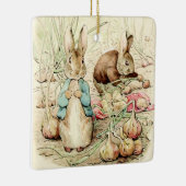 ペテロとベンジャミンがベアトリックス・ポッターによって玉ねぎを集める セラミックオーナメント (右)