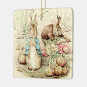 ペテロとベンジャミンがベアトリックス・ポッターによって玉ねぎを集める セラミックオーナメント (左)