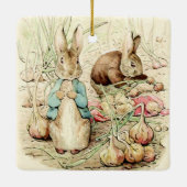 ペテロとベンジャミンがベアトリックス・ポッターによって玉ねぎを集める セラミックオーナメント (裏面)