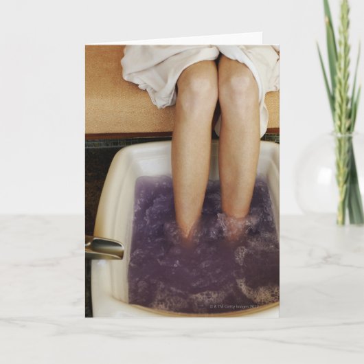 ペディキュアを得ている女性の低いセクション意見 カード (正面)