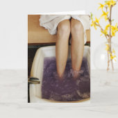 ペディキュアを得ている女性の低いセクション意見 カード (黄色い花)