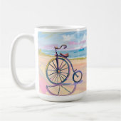 ペニーのファーシングバイクがビーチに止まっている コーヒーマグカップ (左)