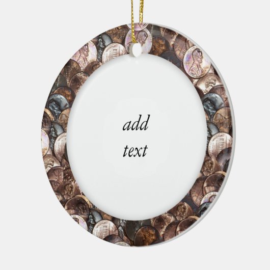 ペニーの山 – 1セントのペニーのスプレッド背景 セラミックオーナメント (左)