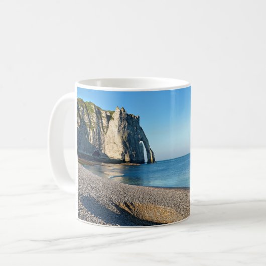 ペブルビーチとフランスのポストカのエレットの崖 コーヒーマグカップ (正面左)