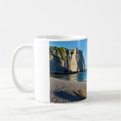 ペブルビーチとフランスのポストカのエレットの崖 コーヒーマグカップ (左)