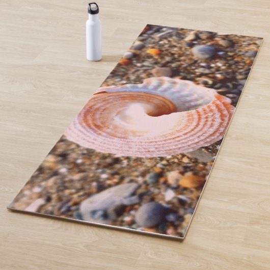 ペブル上の平和な海殻ビーチ自然写真 ヨガマット (インサイチュ)