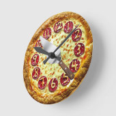 ペペロニピザの壁掛け時計 ラウンド壁時計 (傾斜)