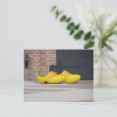 ペラ、アイオワ州、黄色の木製オランダ靴 ポストカード (スタンド正面)