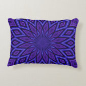ペリウィンクルとパープル万華鏡のように千変万化するパターン アクセントクッション (裏面)