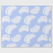 ペリウィンクルの青い背景にダチョウの羽 ラッピングペーパー (フラット)