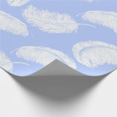 ペリウィンクルの青い背景にダチョウの羽 ラッピングペーパー (角)