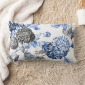 ペリウィンクルブルーブラック&ホワイトボタニカルトイル ランバークッション (ブランケット)