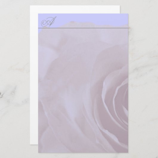 ペリウィンクルブルー上のモノグラム文房具の色あせたバラ 便箋 (正面/裏面)