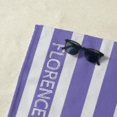 ペリウィンクル色のカバストライプナビーチ- ビーチタオル (インサイチュ)