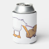 ペリカンがキャピバ食べラの可愛いおもしろいかわいい 缶クーラー (缶裏面)