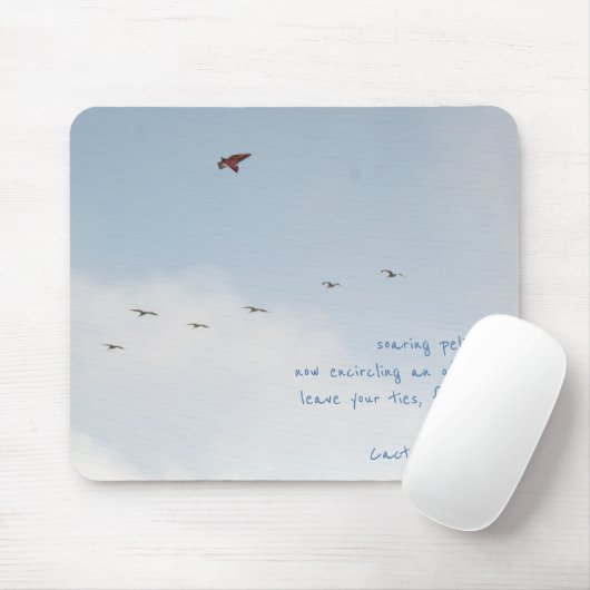 ペリカンが付いているはえの自由な凧(personalizable) マウスパッド (マウス)