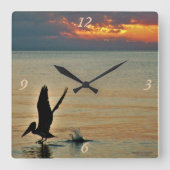 ペリカンが夕日に離陸する湾岸海岸フロリダ スクエア壁時計 (正面)