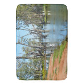 ペリカンが日向ぼっこをしているマレー川オーストラリア バスマット (正面縦)