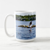 ペリカンが湖から飛びパーソナライズされた去る コーヒーマグカップ (左)