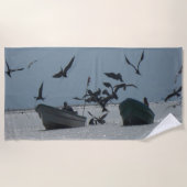 ペリカンのまわりに魚釣りボートビーチタオル ビーチタオル (正面)