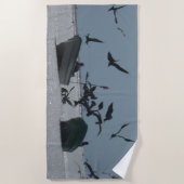 ペリカンのまわりに魚釣りボートビーチタオル ビーチタオル (正面)