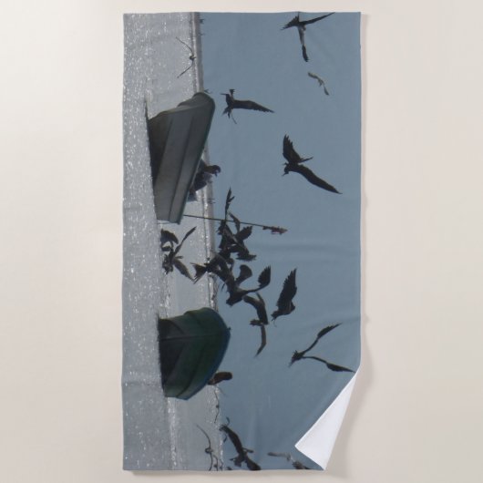 ペリカンのまわりに魚釣りボートビーチタオル ビーチタオル (正面)