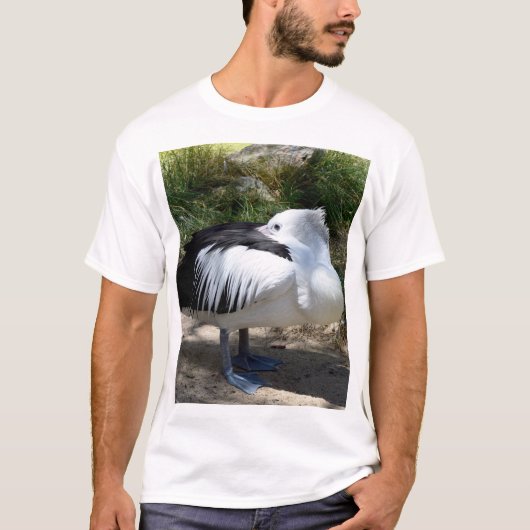 ペリカンの猫が立ち上がって Tシャツ (正面)