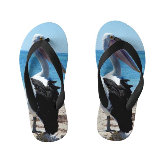 ペリカンはビーチの岩の上に立っていた キッズビーチサンダル (フットベッド)