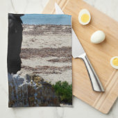 ペリカンはビーチの岩の上に立っていた キッチンタオル (四つ折り)