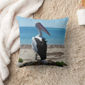 ペリカンはビーチの岩の上に立っていた クッション (ブランケット)