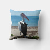 ペリカンはビーチの岩の上に立っていた クッション (裏面)