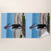 ペリカンはビーチの岩の上に立っていた ビーチタオル (正面)