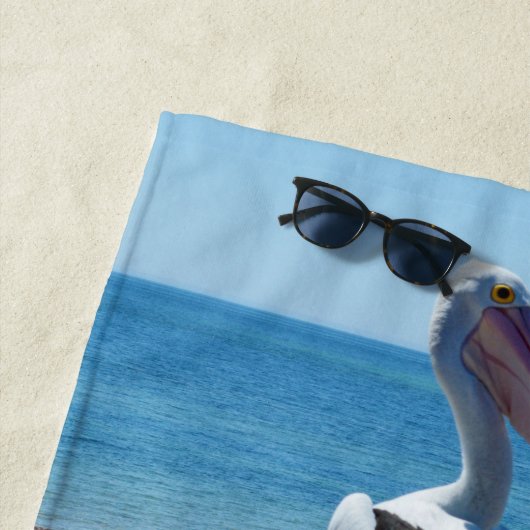 ペリカンはビーチの岩の上に立っていた ビーチタオル (インサイチュ)