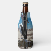 ペリカンはビーチの岩の上に立っていた ボトルクーラー (ボトル裏面)