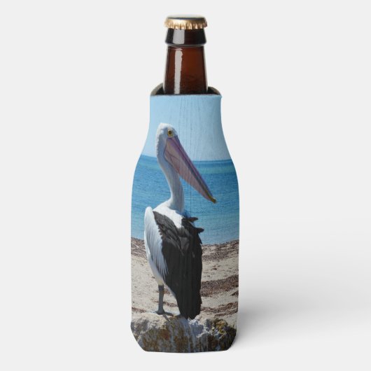 ペリカンはビーチの岩の上に立っていた ボトルクーラー (ボトル正面)