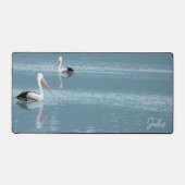 ペリカンカップルPaddling Calm Blue Water追加の名前 デスクマット (正面)