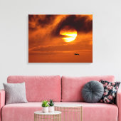 ペリカンソアリングアットサンライズ – オレンジスカイ キャンバスプリント (インサイチュ (リビング))