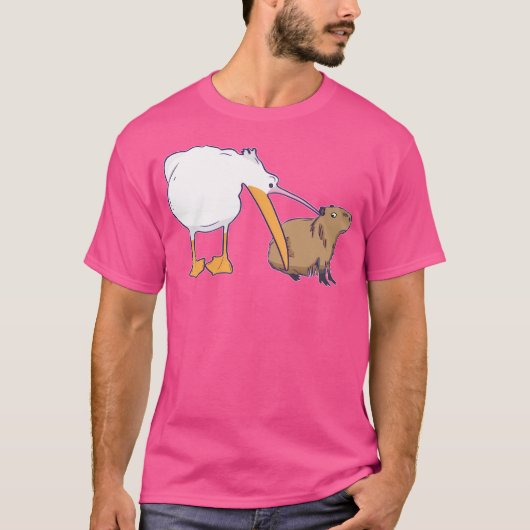ペリカン食べがカピバラのおもしろい可愛いミーム Tシャツ (正面)