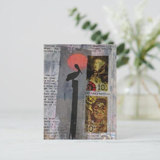 ペリカン鳥と2つのスタンプのミックスメディアコラージュ ポストカード (スタンド正面)