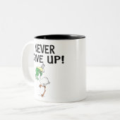 ペリ与えカンとやる気を起こさせるカエルを決して上げない ツートーンマグカップ (正面左)