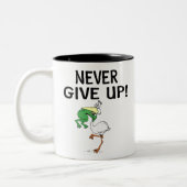 ペリ与えカンとやる気を起こさせるカエルを決して上げない ツートーンマグカップ (左)