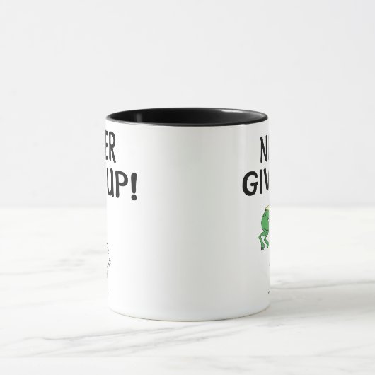 ペリ与えカンとやる気を起こさせるカエルを決して上げない マグカップ (中央)