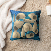 ペルシアブルーの背景に浮かぶ天然の貝殻 クッション (ブランケット)