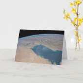 ペルシア湾の熱帯の青い海。 カード (黄色い花)