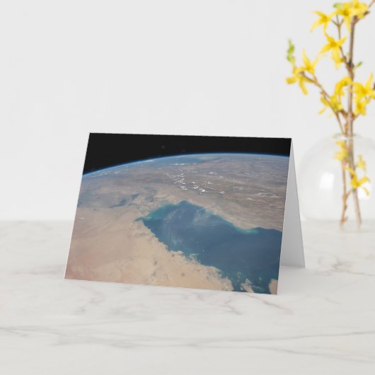 ペルシア湾の熱帯の青い海。 カード (黄色い花)