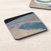 ペルシア湾の熱帯の青い海。 コースター (左側)