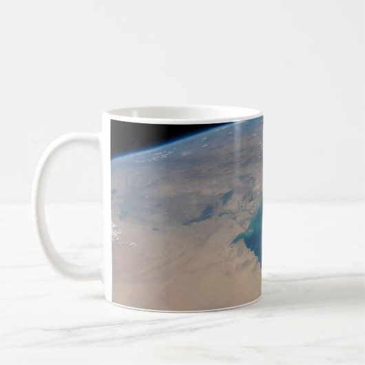 ペルシア湾の熱帯の青い海。 コーヒーマグカップ (左)