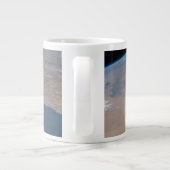 ペルシア湾の熱帯の青い海。 ジャンボコーヒーマグカップ (裏面)