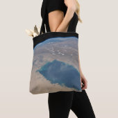 ペルシア湾の熱帯の青い海。 トートバッグ (クローズアップ)